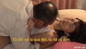 Một sinh viên đại học người Mỹ gốc Hoa đeo kính đang lướt Internet trên giường và được bạn trai ngoại quốc yêu cầu bú cặc và quan hệ với hậu môn gợi cảm của anh ta từ phía sau