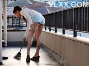 Cô nàng mới cưới bị lão già bẩn thỉu cạnh bên tấn công khi góp ý về mùi hôi
